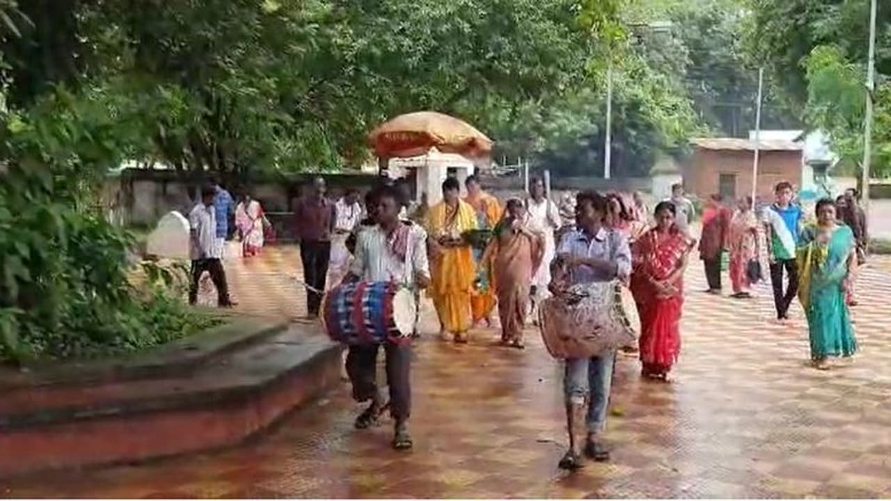 Durga Puja ৯ বার তোপধ্বনি দিয়ে মল্লগড়ে শুরু দুর্গাপুজো