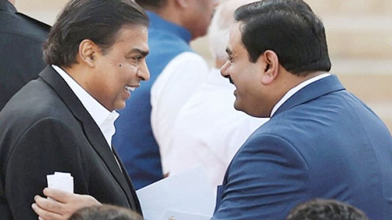 मुकेश अंबानी ने फिर कायम की एशिया में अपनी बादशाहत, दौलत के मामले में अडानी को छोड़ा पीछे मुकेश अंबानी ने फिर कायम की एशिया में अपनी बादशाहत, दौलत के मामले में अडानी को छोड़ा पीछे