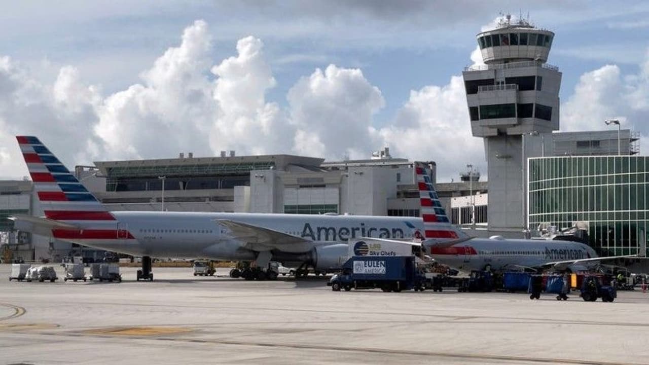 വിമാനം നിലത്തിറങ്ങിയ ഉടനെ എമര്‍ജന്‍സി വാതില്‍തുറന്ന് യാത്രക്കാരന്‍ വിമാനച്ചിറകിലൂടെ നടന്ന് ചാടിയിറങ്ങി