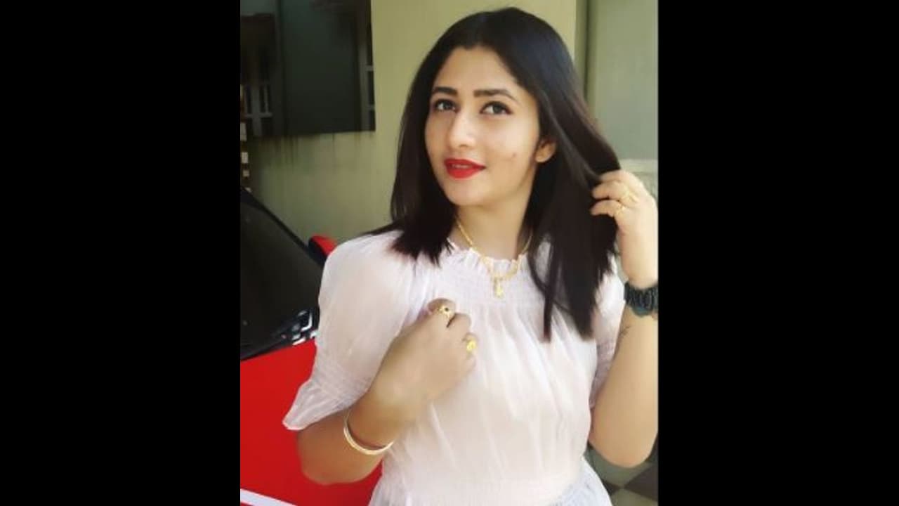 Actress Savi Madappa's father files plaint against actress' boyfriend and makeup man Actress Savi Madappa's father files plaint against actress' boyfriend and makeup man