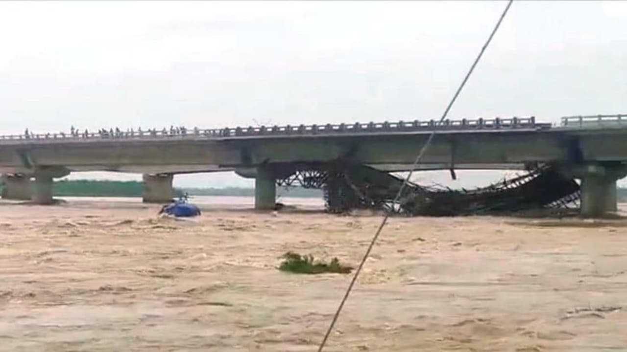 টানা বৃষ্টির জের, অজয় নদের উপর হুড়মুড়িয়ে ভেঙে পড়ল নির্মীয়মাণ সেতু টানা বৃষ্টির জের, অজয় নদের উপর হুড়মুড়িয়ে ভেঙে পড়ল নির্মীয়মাণ সেতু