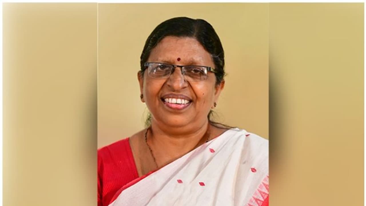 Women Commission : പ്രണയബന്ധത്തിലെ വ്യക്തിസ്വാതന്ത്ര്യത്തെ കുറിച്ച് യുവതലമുറയ്ക്ക് അജ്ഞത: വനിതാ കമ്മീഷന് Women Commission : പ്രണയബന്ധത്തിലെ വ്യക്തിസ്വാതന്ത്ര്യത്തെ കുറിച്ച് യുവതലമുറയ്ക്ക് അജ്ഞത: വനിതാ കമ്മീഷന്