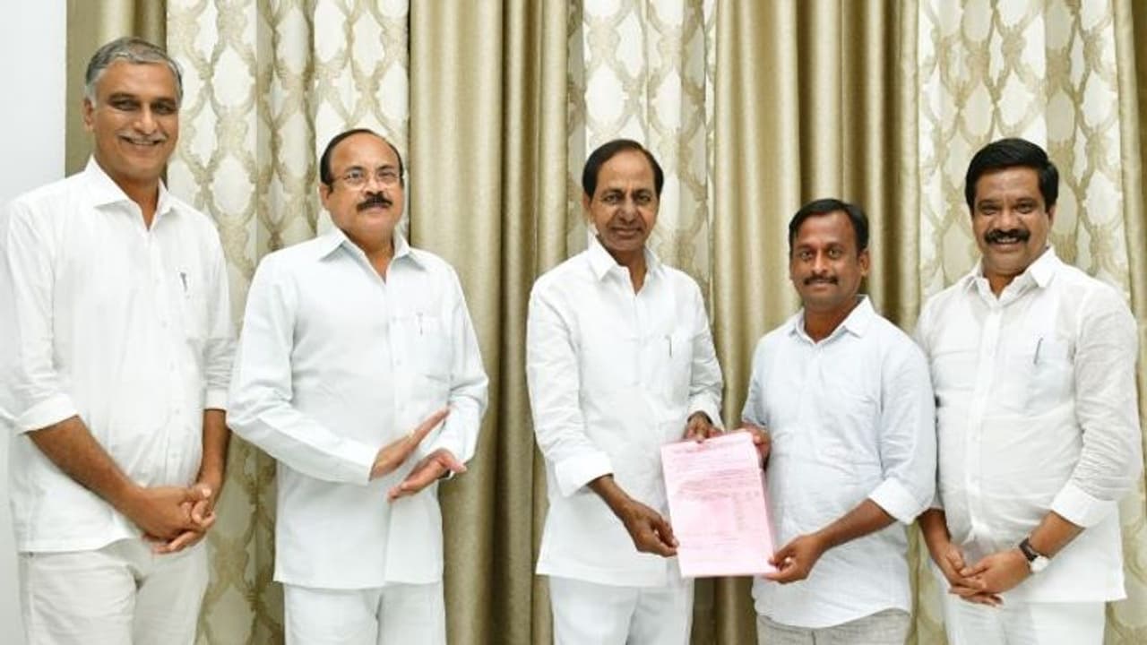 Huzurbad Bypoll: గెల్లుకు టీఆర్ఎస్ బీఫామ్, రూ.28లక్షల చెక్... అందజేసిన కేసీఆర్ (వీడియో) Huzurbad Bypoll: గెల్లుకు టీఆర్ఎస్ బీఫామ్, రూ.28లక్షల చెక్... అందజేసిన కేసీఆర్ (వీడియో)