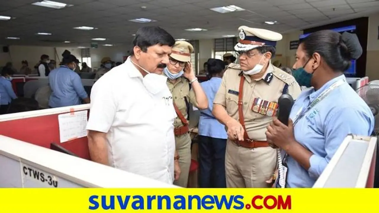 ಕಾಲು ಮುರಿದುಕೊಂಡ ಕಾನ್ಸ್ಟೇಬಲ್ ಜತೆ ಗೃಹ ಸಚಿವರ ನೇರ ಮಾತು... ಎಲ್ಲರಿಗೂ ಭತ್ಯೆ! ಕಾಲು ಮುರಿದುಕೊಂಡ ಕಾನ್ಸ್ಟೇಬಲ್ ಜತೆ ಗೃಹ ಸಚಿವರ ನೇರ ಮಾತು... ಎಲ್ಲರಿಗೂ ಭತ್ಯೆ!