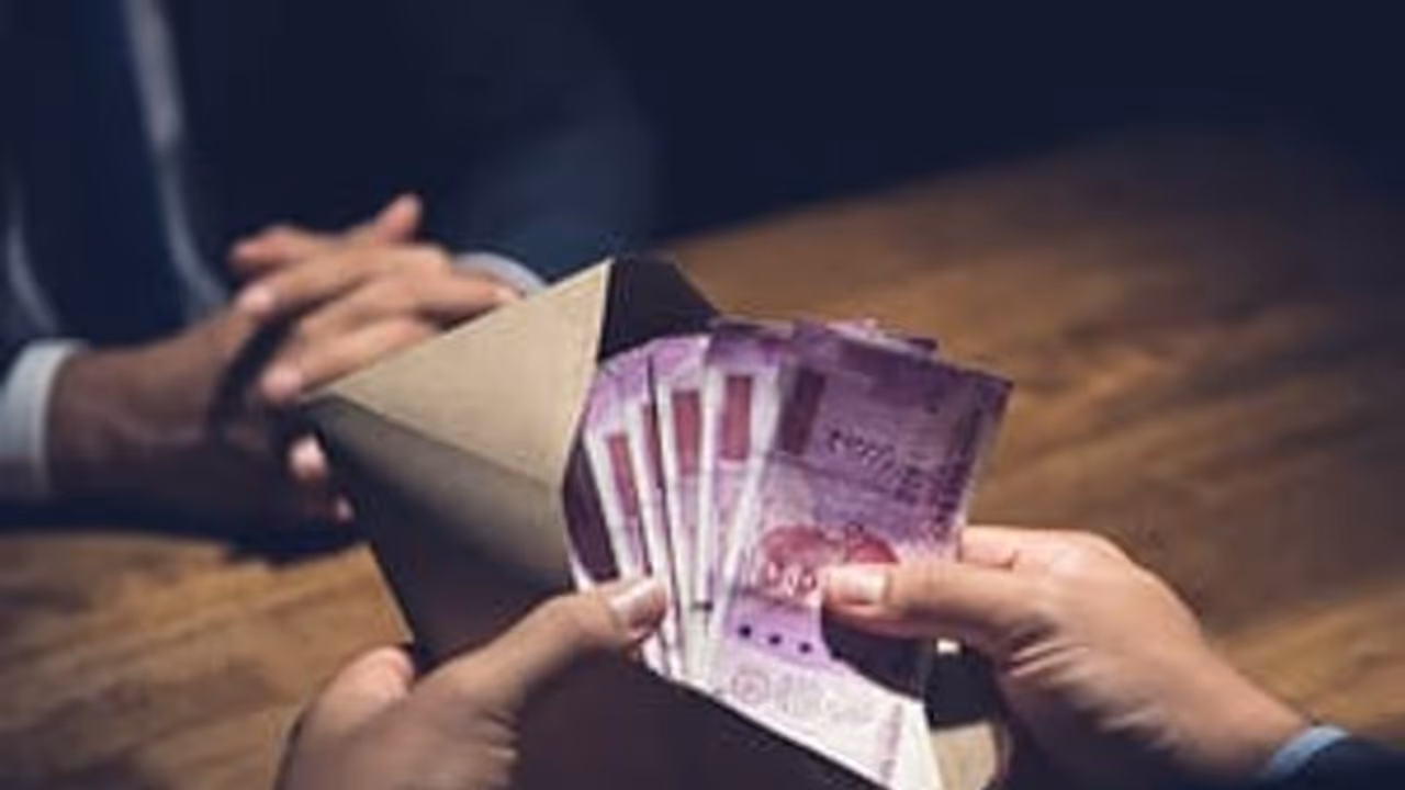 Money Declaration ಸರ್ಕಾರಿ ನೌಕರರು ತಮ್ಮಲ್ಲಿನ ಹಣ ಘೋಷಿಸುವುದು ಕಡ್ಡಾಯ, ಹೆಚ್ಚಿದ್ದರೆ ಅಕ್ರಮ ಸಂಪಾದನೆ!