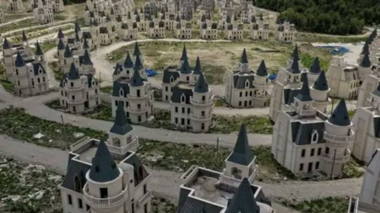 ഡിസ്നികൊട്ടാരത്തിന്റെ മാതൃകയിൽ വീടുകൾ, സമ്പന്നർക്കുവേണ്ടി ഒരുക്കിയ ഇടം, കോടികളുടെ നഷ്ടം, ഇന്നൊരു 'പ്രേതനഗരം' ഡിസ്നികൊട്ടാരത്തിന്റെ മാതൃകയിൽ വീടുകൾ, സമ്പന്നർക്കുവേണ്ടി ഒരുക്കിയ ഇടം, കോടികളുടെ നഷ്ടം, ഇന്നൊരു 'പ്രേതനഗരം'