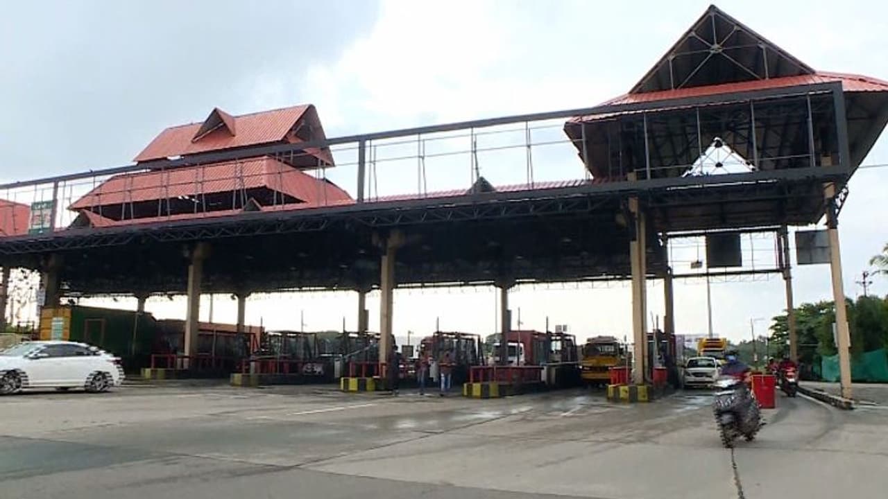 കാരോട് കഴക്കൂട്ടം ടോൾ സമരത്തിന് അവസാനം: 10 കിമീറ്ററിലുള്ളവർക്ക് സൗജന്യ യാത്ര, നാളെ മുതൽ ടോൾ പിരിക്കും