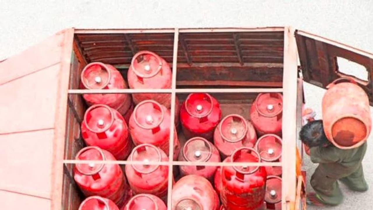 হোলির রং এবার গৃহস্থের হেঁসেলে, হোলি স্পেশাল রান্নার গ্যাসে দারুণ ছাড় হোলির রং এবার গৃহস্থের হেঁসেলে, হোলি স্পেশাল রান্নার গ্যাসে দারুণ ছাড়