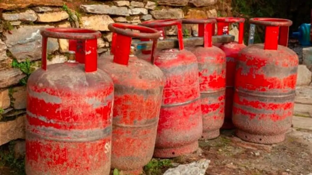LPG Price: எல்பிஜி சிலிண்டர் விலை எப்போது குறையும்? நாடாளுமன்றத்தில் மத்திய அரசு பதில்