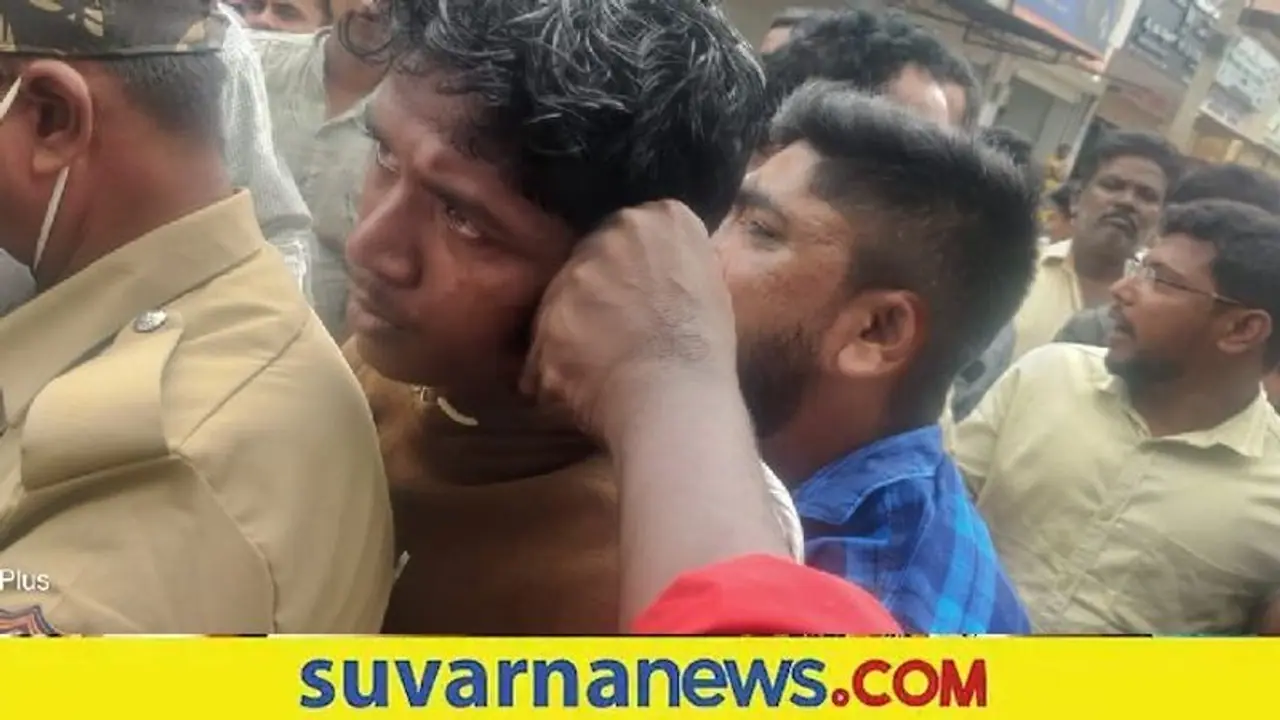 ಸರ ಕದ್ದು ಓಡುತ್ತಿದ್ದ ಕಳ್ಳನ ಹಿಡಿದು ಪೊಲೀಸರಿಗೊಪ್ಪಿಸಿದ ಸಾರ್ವಜನಿಕರು ಸರ ಕದ್ದು ಓಡುತ್ತಿದ್ದ ಕಳ್ಳನ ಹಿಡಿದು ಪೊಲೀಸರಿಗೊಪ್ಪಿಸಿದ ಸಾರ್ವಜನಿಕರು