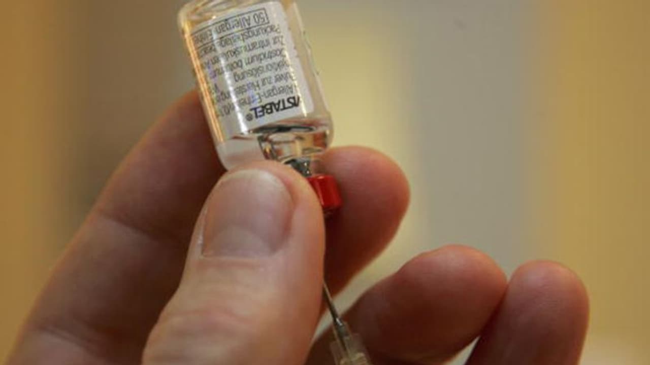 தடுப்பு மருந்துக்கு பதில் சலைன் சொல்யூஷன்.. வசமாக சிக்கிய மருத்துவர் பரபரப்பு...! தடுப்பு மருந்துக்கு பதில் சலைன் சொல்யூஷன்.. வசமாக சிக்கிய மருத்துவர் பரபரப்பு...!