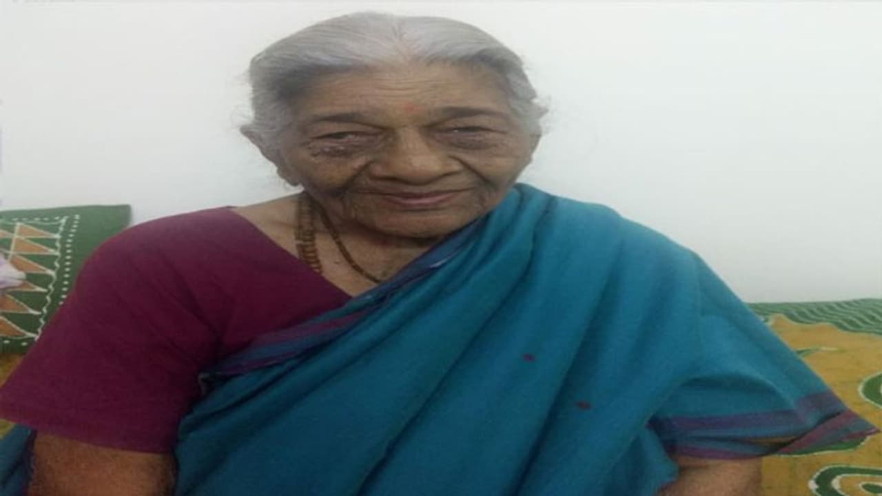 100ఏళ్ల విశ్రాంత ఉపాధ్యాయురాలు మృతి.. చివరి కోరికేంటో తెలుసా..? 100ఏళ్ల విశ్రాంత ఉపాధ్యాయురాలు మృతి.. చివరి కోరికేంటో తెలుసా..?