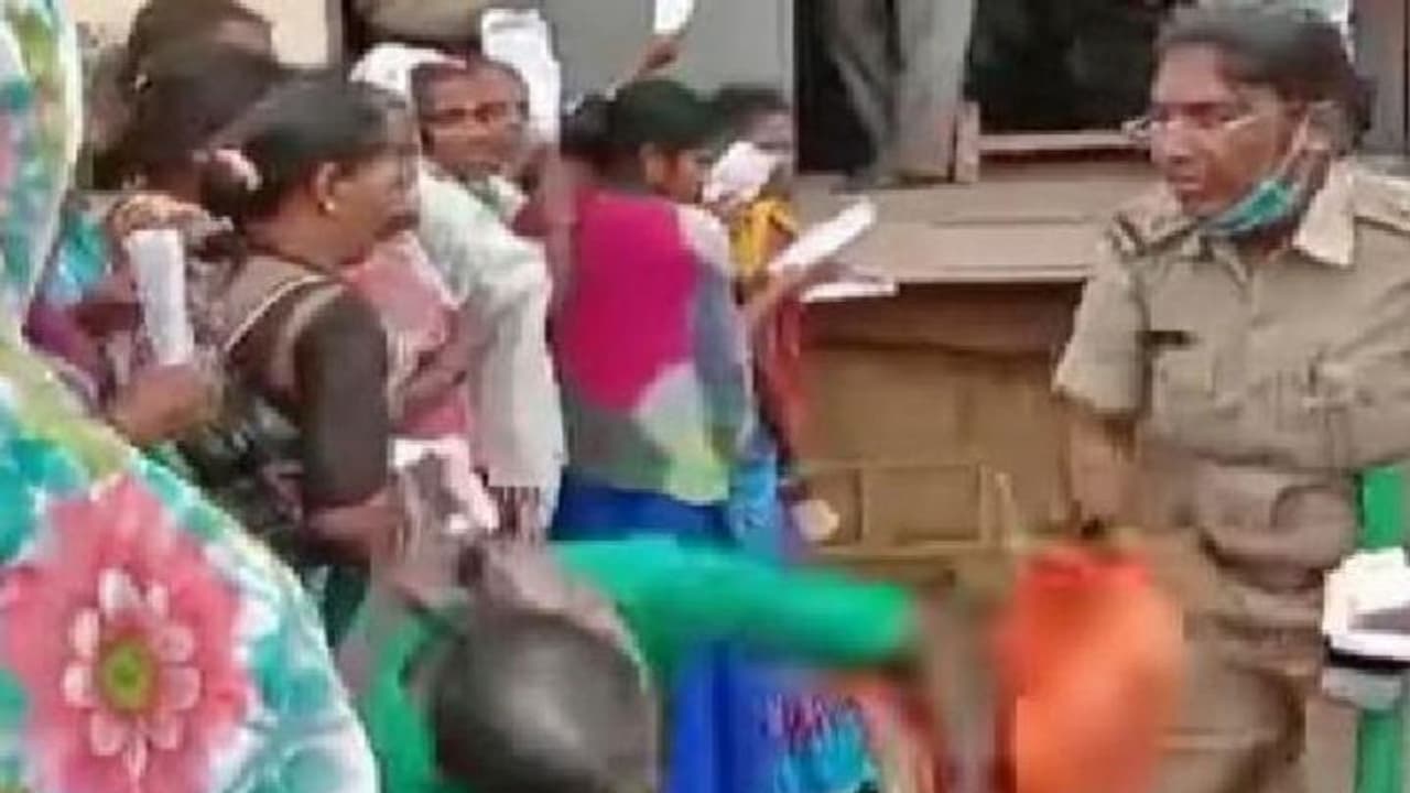 విత్తనాల కోసం పోటెత్తిన అన్నదాతలు.. మహిళా రైతుపై ఎస్ఐ వీరంగం విత్తనాల కోసం పోటెత్తిన అన్నదాతలు.. మహిళా రైతుపై ఎస్ఐ వీరంగం