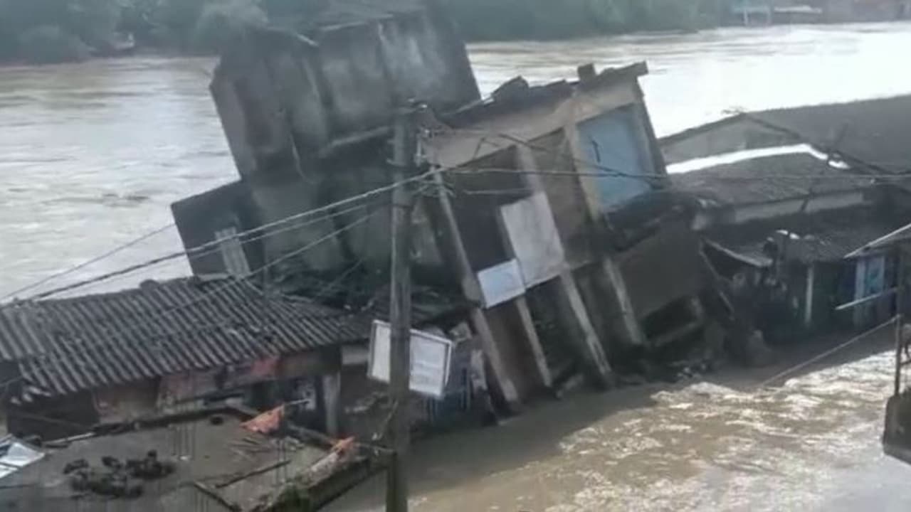 বন্যা পরিস্থিতির জেরে ঘাটালে হুড়মুড়িয়ে ভেঙে পড়ল বাড়ি, জলে ডুবে মৃত্যু নাবালকের বন্যা পরিস্থিতির জেরে ঘাটালে হুড়মুড়িয়ে ভেঙে পড়ল বাড়ি, জলে ডুবে মৃত্যু নাবালকের