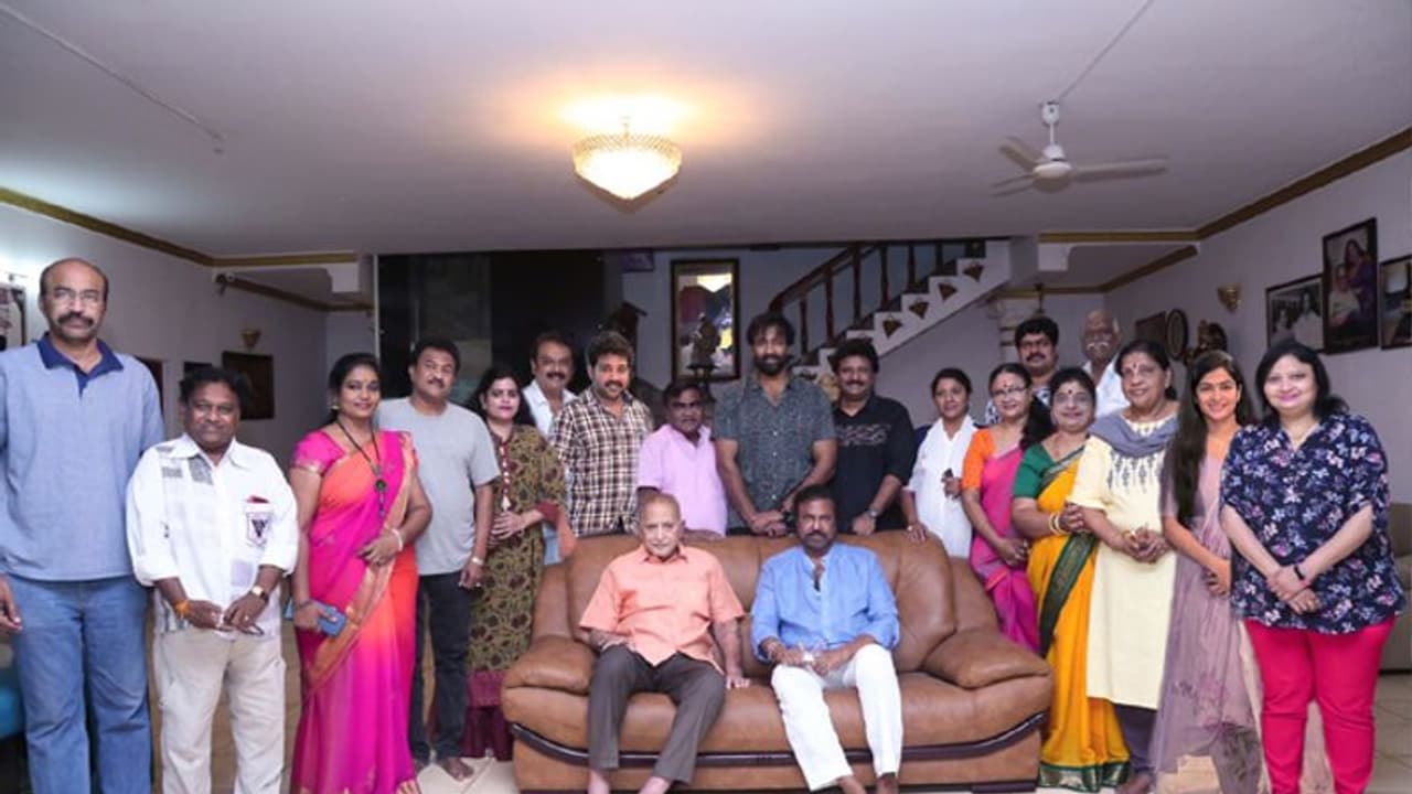 MAA Elections: చక్రం తిప్పుతున్న మోహన్ బాబు.. కుమారుడి గెలుపు కోసం రంగంలోకి, సూపర్స్టార్ కృష్ణతో భేటీ MAA Elections: చక్రం తిప్పుతున్న మోహన్ బాబు.. కుమారుడి గెలుపు కోసం రంగంలోకి, సూపర్స్టార్ కృష్ణతో భేటీ