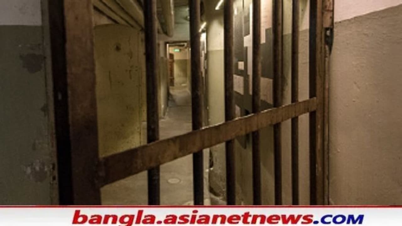 Crime 'মুখে জলের পাইপ ঢুকিয়ে' থানায় গ্যারেজ মালিককে বেধড়ক মার, তদন্তের নির্দেশ পুলিশ সুপারের Crime 'মুখে জলের পাইপ ঢুকিয়ে' থানায় গ্যারেজ মালিককে বেধড়ক মার, তদন্তের নির্দেশ পুলিশ সুপারের