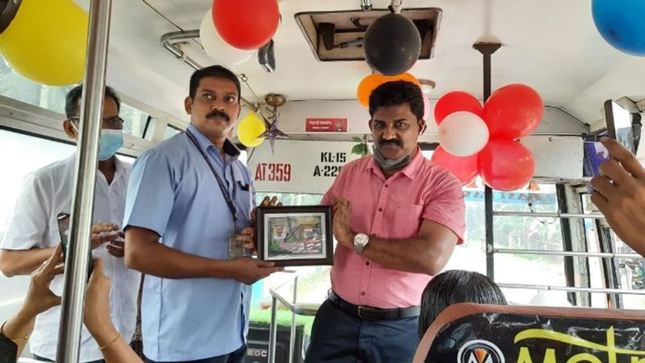 കോഴിക്കോട്ടെ ബസ് ഓൺ ഡിമാൻഡ് സർവ്വീസിന് ഒരു വയസ്; നന്ദി അറിയിച്ച് ജീവനക്കാർ