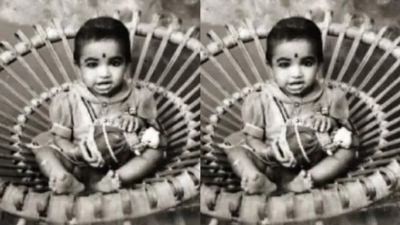 മലയാളികളുടെ പ്രിയ ​ഗായിക; ഈ സുന്ദരി വാവ ആരാണെന്ന് മനസ്സിലായോ?