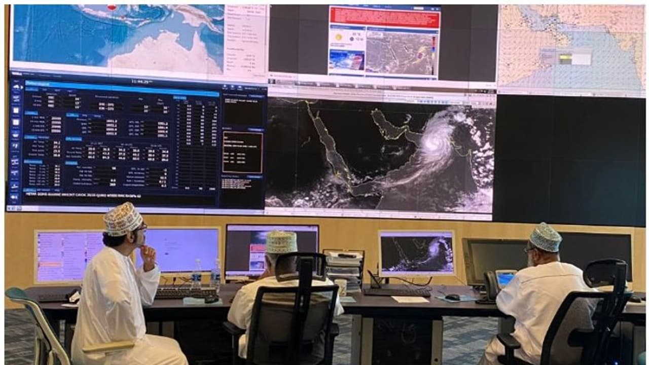 ഷഹീന് ചുഴലിക്കാറ്റ്; ഒമാനില് രണ്ട് ദിവസത്തെ അവധി പ്രഖ്യാപിച്ചു ഷഹീന് ചുഴലിക്കാറ്റ്; ഒമാനില് രണ്ട് ദിവസത്തെ അവധി പ്രഖ്യാപിച്ചു