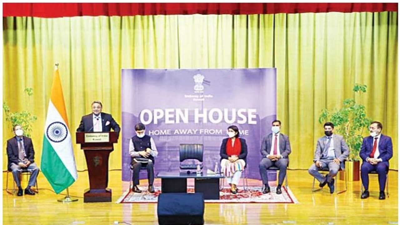 സര്ക്കാര് നിശ്ചയിച്ച തുകയേക്കാള് ഒരു രൂപ പോലും അധികം കൊടുക്കരുത്; നഴ്സുമാരോട് ഇന്ത്യന് അംബാസഡര് സര്ക്കാര് നിശ്ചയിച്ച തുകയേക്കാള് ഒരു രൂപ പോലും അധികം കൊടുക്കരുത്; നഴ്സുമാരോട് ഇന്ത്യന് അംബാസഡര്