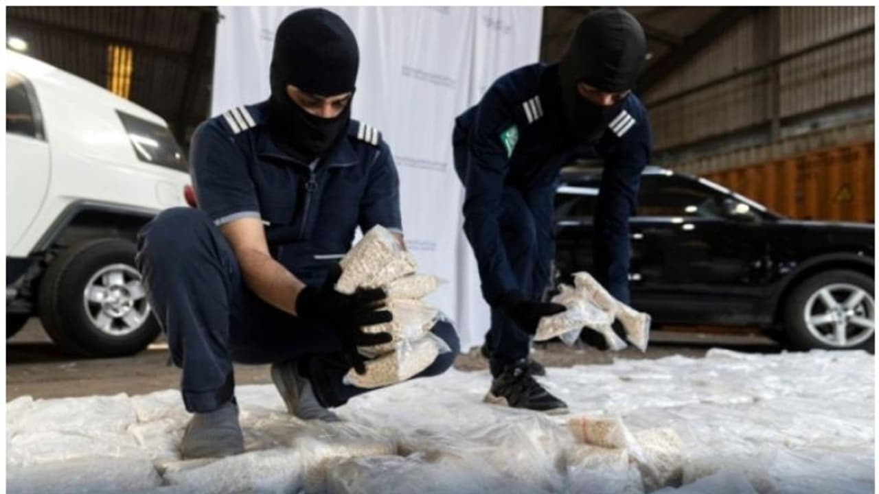 സൗദി അറേബ്യയിലേക്ക് കടത്താന് ശ്രമിച്ച 1.2 കോടി ലഹരി ഗുളികകള് പിടിച്ചു സൗദി അറേബ്യയിലേക്ക് കടത്താന് ശ്രമിച്ച 1.2 കോടി ലഹരി ഗുളികകള് പിടിച്ചു