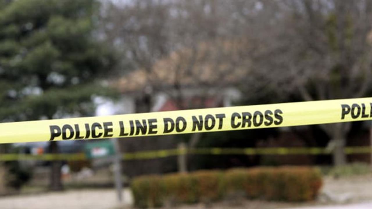 അച്ഛന്‍റെ കൊലപാതകിയെ കല്ലുകൊണ്ട് തലയ്ക്കടിച്ച് കൊലപ്പെടുത്തി പതിനേഴുകാരന്‍