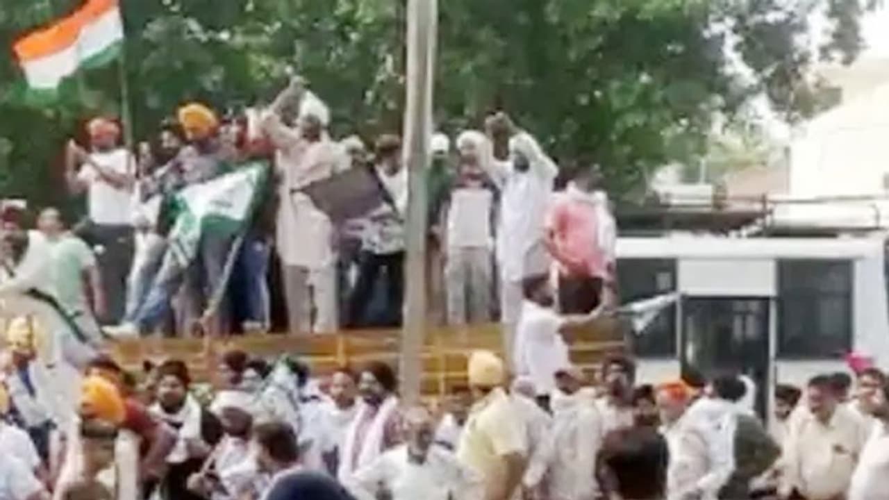 Farmers’ protest turns violent outside Haryana CM's house, police use water cannons to disperse protesters Farmers’ protest turns violent outside Haryana CM's house, police use water cannons to disperse protesters