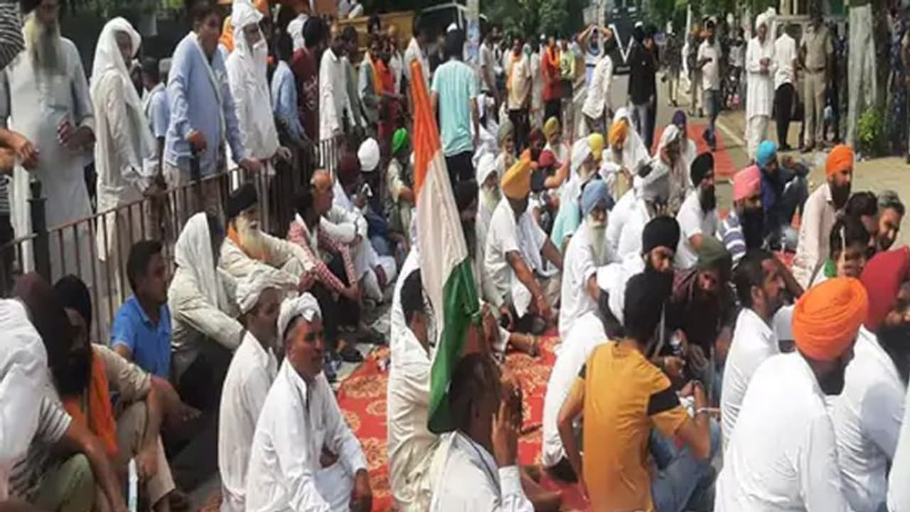 పంట కొనుగోలు ఆలస్యం.. హైవేలను దిగ్బంధించిన రైతులు పంట కొనుగోలు ఆలస్యం.. హైవేలను దిగ్బంధించిన రైతులు