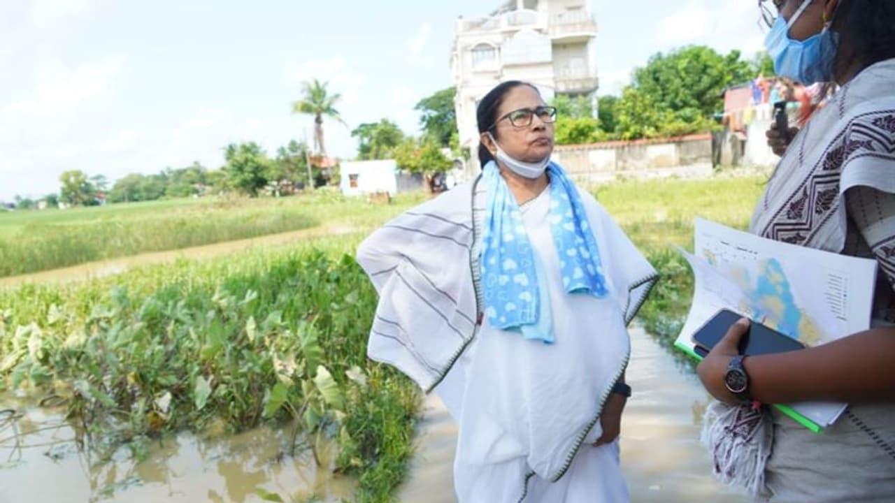 "ক্ষোভ বাড়ছে, ডিভিসি ক্ষতিপূরণ দিক", আরামবাগে বন্যা পরিস্থিতি খতিয়ে দেখে বললেন মমতা "ক্ষোভ বাড়ছে, ডিভিসি ক্ষতিপূরণ দিক", আরামবাগে বন্যা পরিস্থিতি খতিয়ে দেখে বললেন মমতা