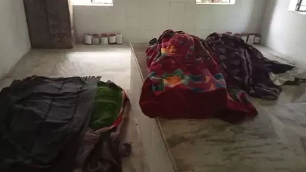 झारखंड में दर्दनाक घटना: चटाई पर खून से लथपथ माता पिता के बीच पड़ा था मासूम, बर्बरता देख पुलिस भी सहमी झारखंड में दर्दनाक घटना: चटाई पर खून से लथपथ माता पिता के बीच पड़ा था मासूम, बर्बरता देख पुलिस भी सहमी