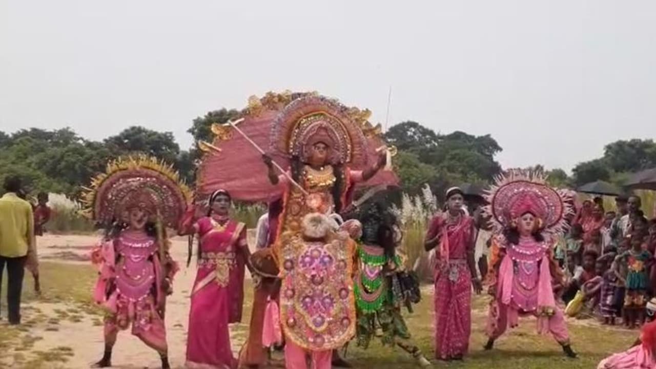 করোনাকে নাচের মাধ্যমে তুলে ধরছেন ছৌ শিল্পীরা, তৈরি করছেন "করোনাশুর" পালা করোনাকে নাচের মাধ্যমে তুলে ধরছেন ছৌ শিল্পীরা, তৈরি করছেন "করোনাশুর" পালা