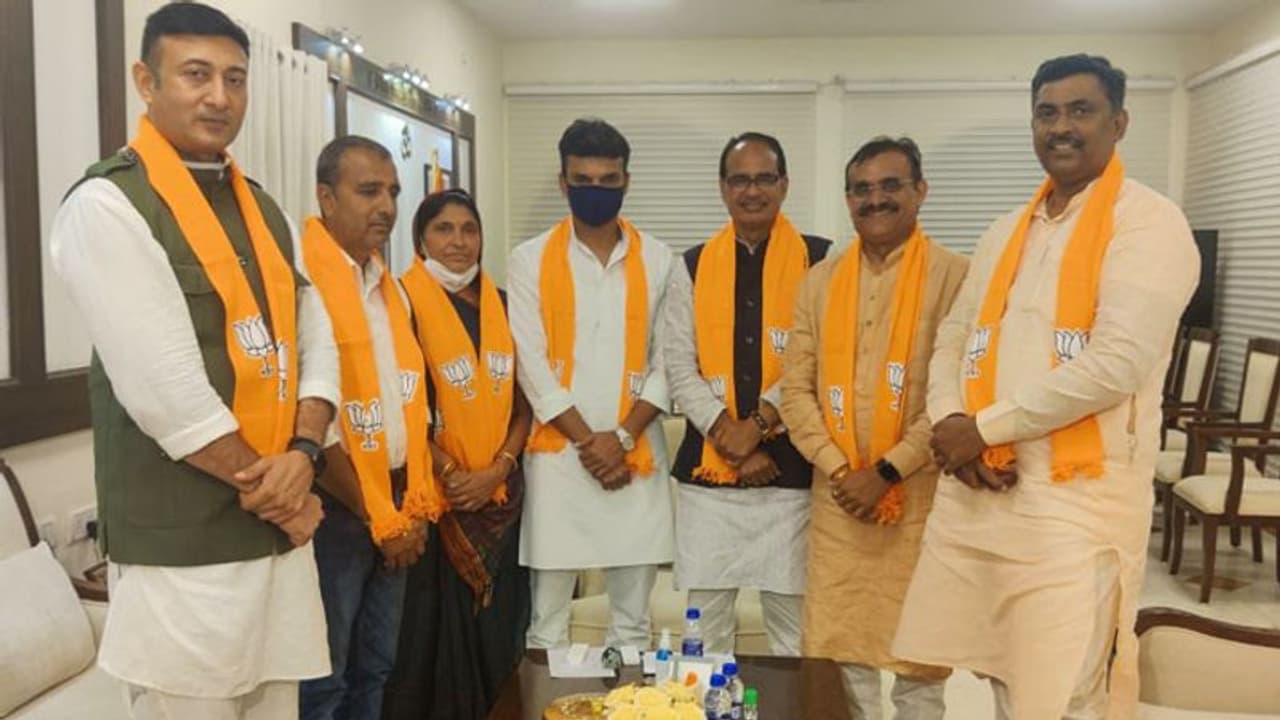 MP: जोबट ने बदला Congress का सियासी गणित, 3 बार की विधायक सुलोचना अपने बेटे के साथ BJP में शामिल MP: जोबट ने बदला Congress का सियासी गणित, 3 बार की विधायक सुलोचना अपने बेटे के साथ BJP में शामिल