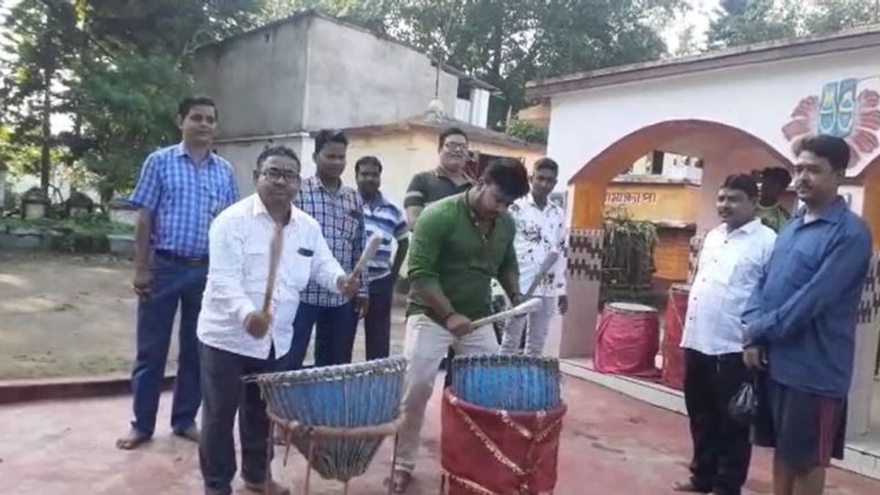 ভবানীপুরে চলছে গণনা, নেত্রীর জয় চেয়ে পুরুলিয়ায় ধামসা মাদল বাজিয়ে পুজো তৃণমূলের ভবানীপুরে চলছে গণনা, নেত্রীর জয় চেয়ে পুরুলিয়ায় ধামসা মাদল বাজিয়ে পুজো তৃণমূলের