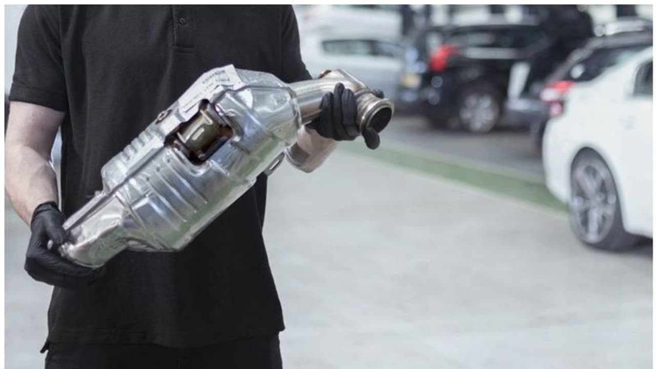 യുഎഇയില് വാഹനങ്ങളുടെ എക്സ്സോസ്റ്റ് മോഷണം; പ്രതികള് 24 മണിക്കൂറിനിടെ പിടിയില് യുഎഇയില് വാഹനങ്ങളുടെ എക്സ്സോസ്റ്റ് മോഷണം; പ്രതികള് 24 മണിക്കൂറിനിടെ പിടിയില്