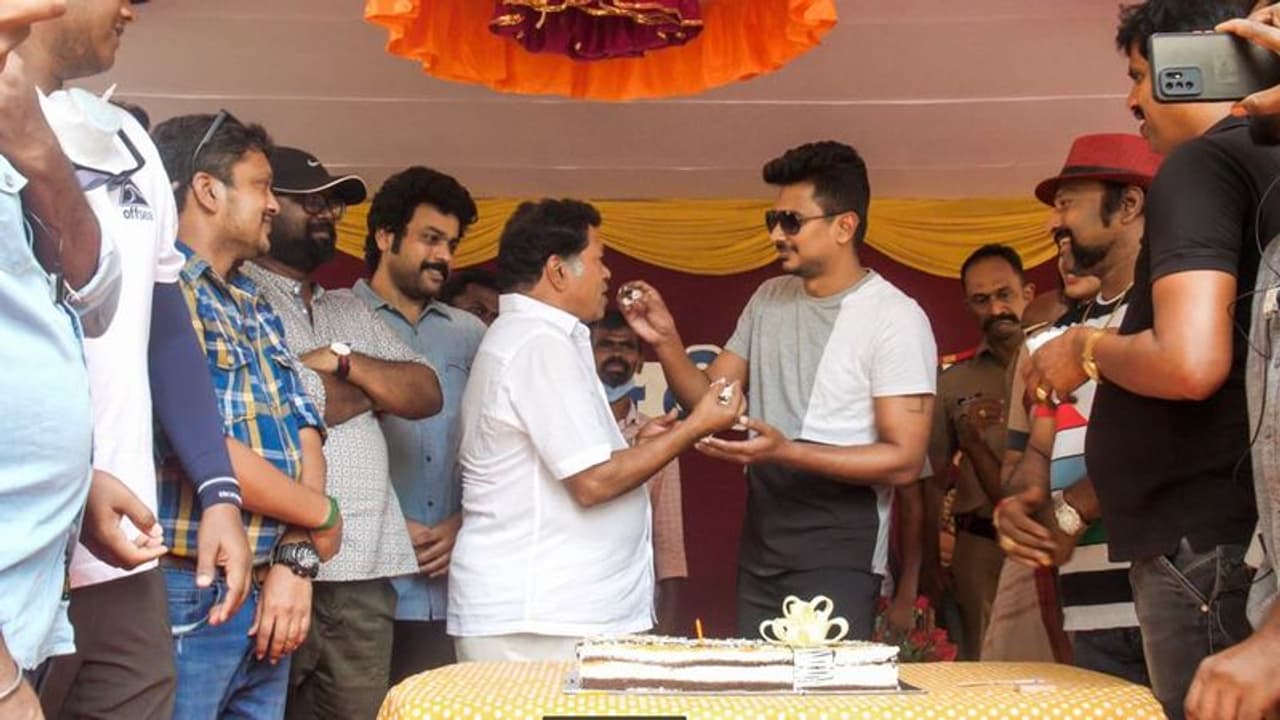 நடிகர் மயில்சாமி பிறந்த நாளுக்கு படக்குழுவினருக்கு பிரியாணி கொடுத்து ஜமாய்த்த உதயநிதி ஸ்டாலின்!! நடிகர் மயில்சாமி பிறந்த நாளுக்கு படக்குழுவினருக்கு பிரியாணி கொடுத்து ஜமாய்த்த உதயநிதி ஸ்டாலின்!!