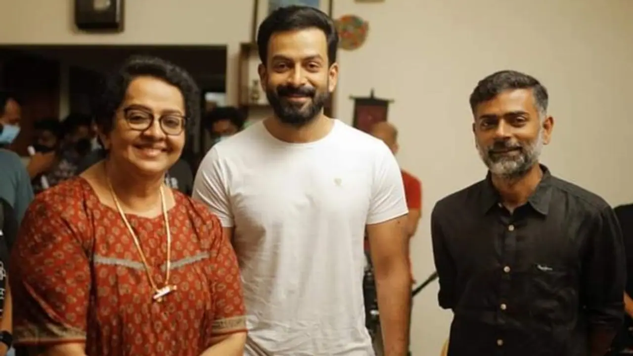 'ഗോള്ഡി'ലെ അമ്മയും മകനും; അല്ഫോന്സ് പുത്രന് ചിത്രത്തിന്റെ ലൊക്കേഷന് സ്റ്റില് 'ഗോള്ഡി'ലെ അമ്മയും മകനും; അല്ഫോന്സ് പുത്രന് ചിത്രത്തിന്റെ ലൊക്കേഷന് സ്റ്റില്