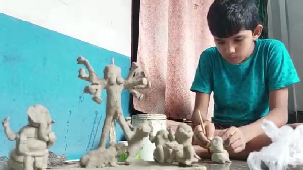 ছোট্ট হাতে তৈরি দুর্গা প্রতিমা, ১১ বছরের অনীকের কীর্তিতে চমকে গেল সবাই ছোট্ট হাতে তৈরি দুর্গা প্রতিমা, ১১ বছরের অনীকের কীর্তিতে চমকে গেল সবাই