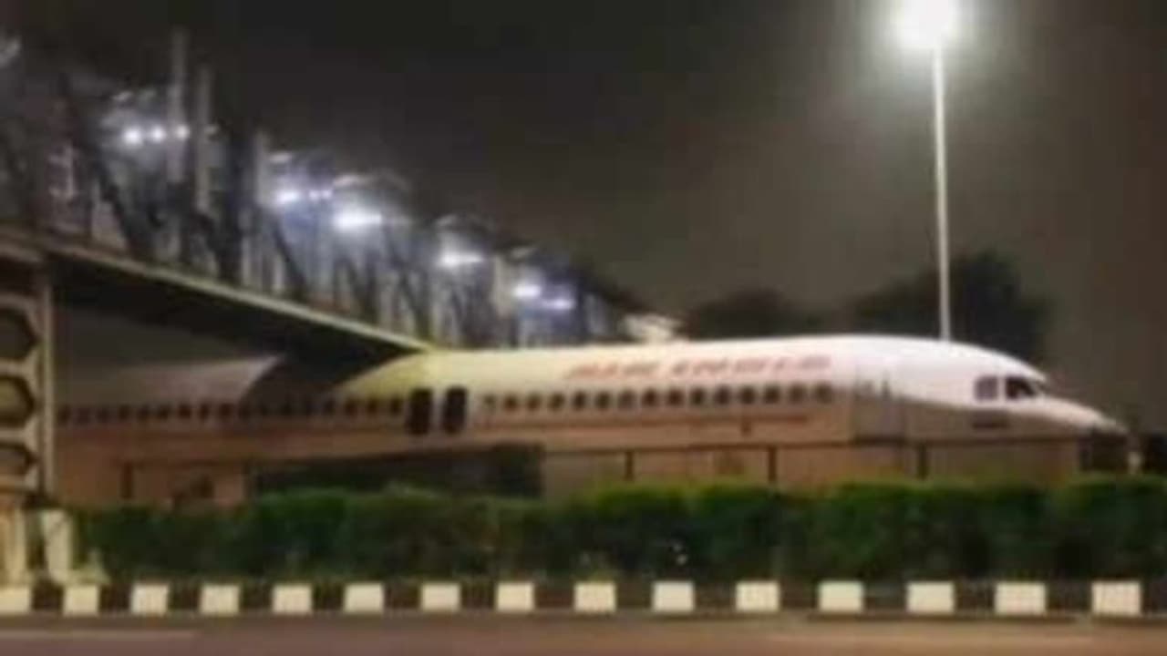 ആക്രിയായി വിറ്റ വിമാനം പാലത്തിനടിയിൽ, അമ്പരന്ന് ജനം; വിശദീകരിച്ച് എയർ ഇന്ത്യ ആക്രിയായി വിറ്റ വിമാനം പാലത്തിനടിയിൽ, അമ്പരന്ന് ജനം; വിശദീകരിച്ച് എയർ ഇന്ത്യ