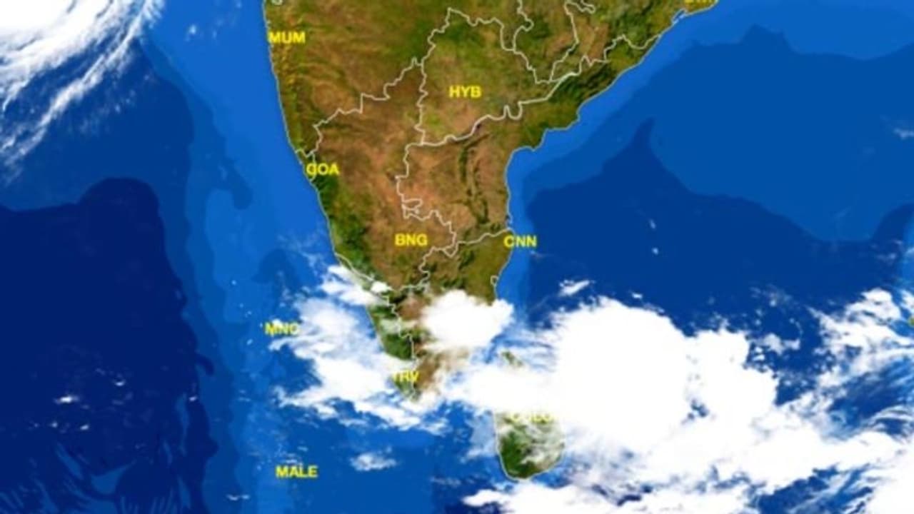 ബുധനാഴ്ച വരെ മഴ തുടരും: പത്തനംതിട്ടയിലും ഇടുക്കിയിലും നാളെ ഓറഞ്ച് അലർട്ട്, ഇന്ന് 11 ജില്ലകളിൽ യെല്ലോ അലർട്ട് ബുധനാഴ്ച വരെ മഴ തുടരും: പത്തനംതിട്ടയിലും ഇടുക്കിയിലും നാളെ ഓറഞ്ച് അലർട്ട്, ഇന്ന് 11 ജില്ലകളിൽ യെല്ലോ അലർട്ട്