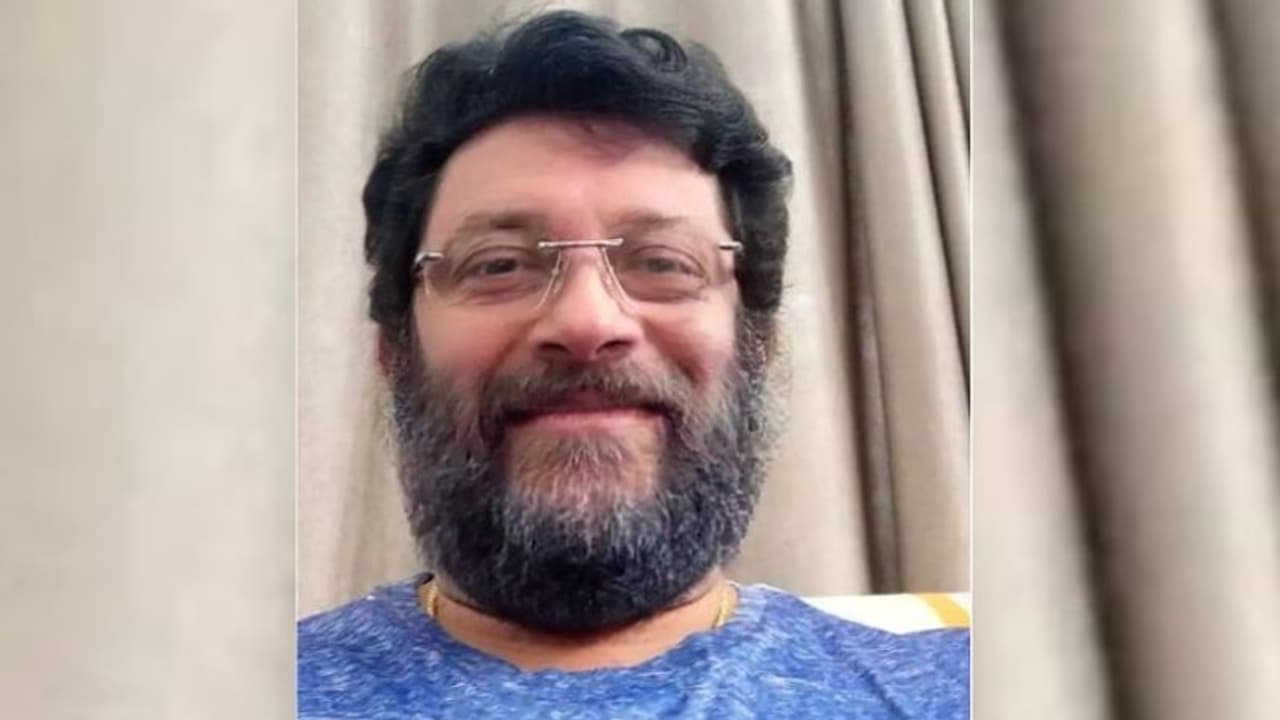 പുത്തൻ ലുക്കിൽ പ്രിയതാരം; കണ്ടിട്ട് മനസിലാകുന്നില്ലെന്ന് ആരാധകർ പുത്തൻ ലുക്കിൽ പ്രിയതാരം; കണ്ടിട്ട് മനസിലാകുന്നില്ലെന്ന് ആരാധകർ