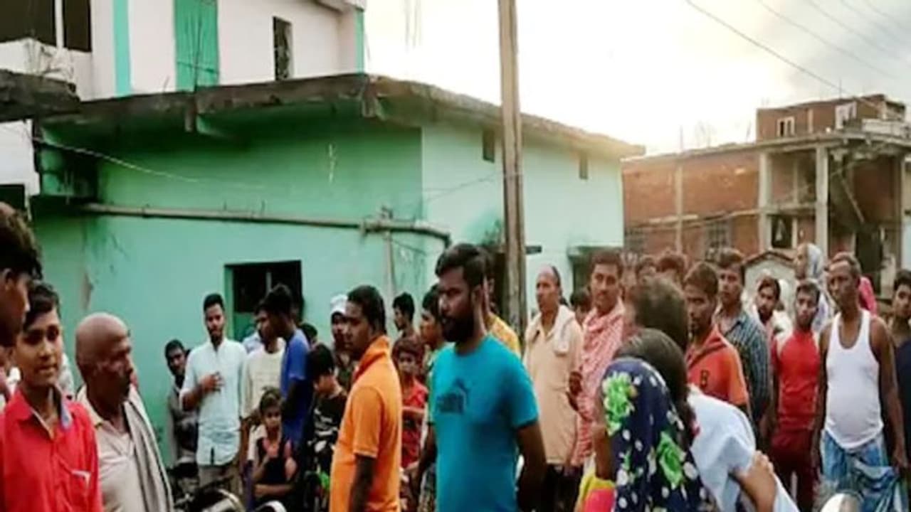 Jharkhand: नदी में पानी भरने गए थे 7 बच्चे, तेज धार में बह गए, बारिश में चाल धंसने से मां बेटी की जान गई Jharkhand: नदी में पानी भरने गए थे 7 बच्चे, तेज धार में बह गए, बारिश में चाल धंसने से मां बेटी की जान गई