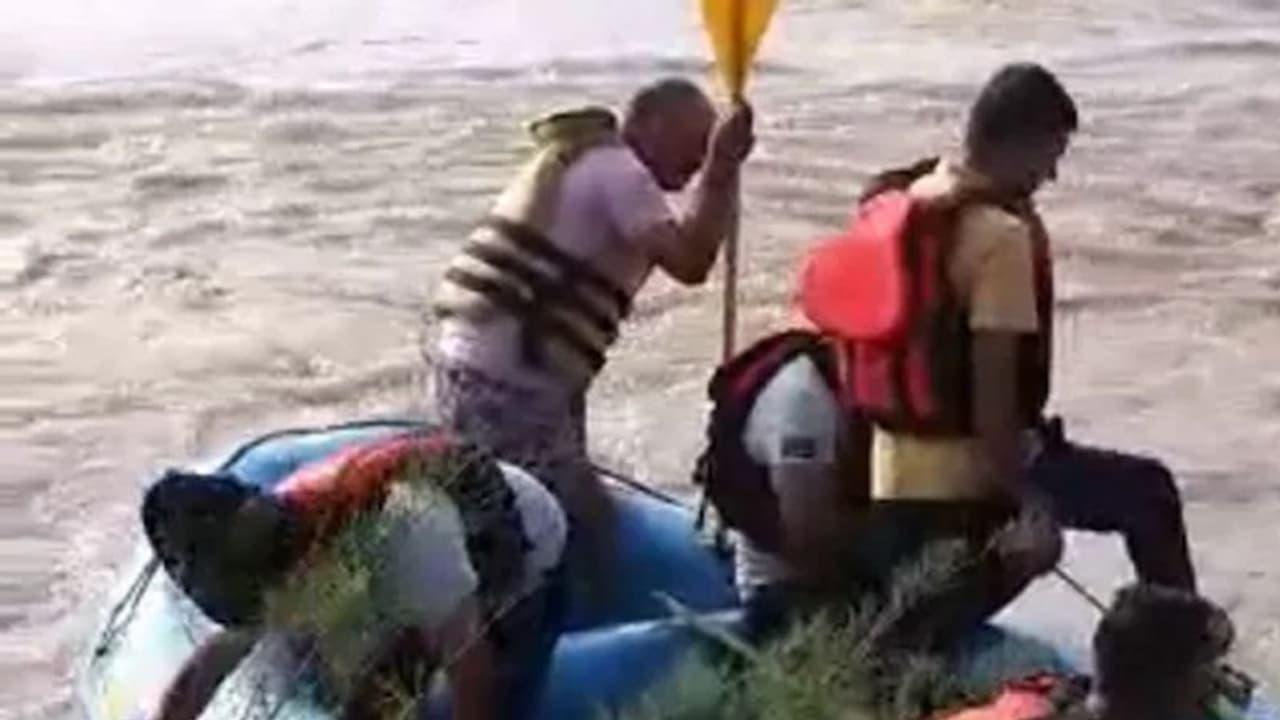 बड़ा हादसा: 3 सगी बहनें में गंगा डूब गईं, लोग देखते रहे और वहआंखों के सामने पानी में समा गईं बड़ा हादसा: 3 सगी बहनें में गंगा डूब गईं, लोग देखते रहे और वहआंखों के सामने पानी में समा गईं