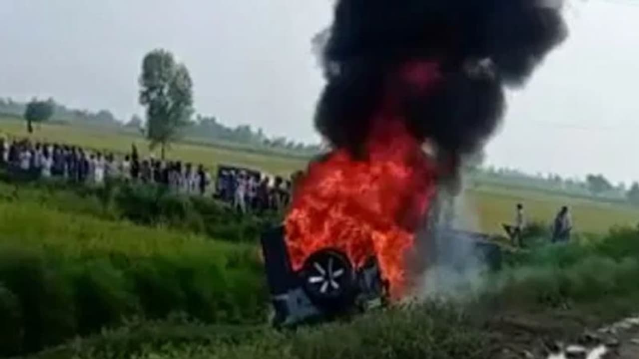 Lakhimpur violence: জ্বলল পুলিশের গাড়ি, 'গ্রেফতার' প্রিয়াঙ্কা গান্ধী, বিক্ষোভে কৃষকরা Lakhimpur violence: জ্বলল পুলিশের গাড়ি, 'গ্রেফতার' প্রিয়াঙ্কা গান্ধী, বিক্ষোভে কৃষকরা