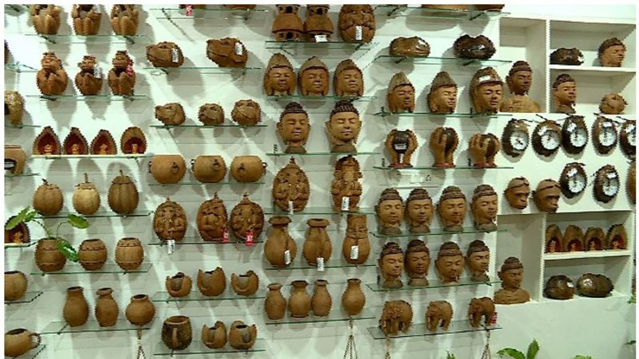 'തനതാണ്, പക്ഷെ പുരാവസ്തുവല്ല'; പുരാവസ്തു തട്ടിപ്പിനെതിരെ കേരള ക്രാഫ്റ്റ് വില്ലേജ് 'തനതാണ്, പക്ഷെ പുരാവസ്തുവല്ല'; പുരാവസ്തു തട്ടിപ്പിനെതിരെ കേരള ക്രാഫ്റ്റ് വില്ലേജ്