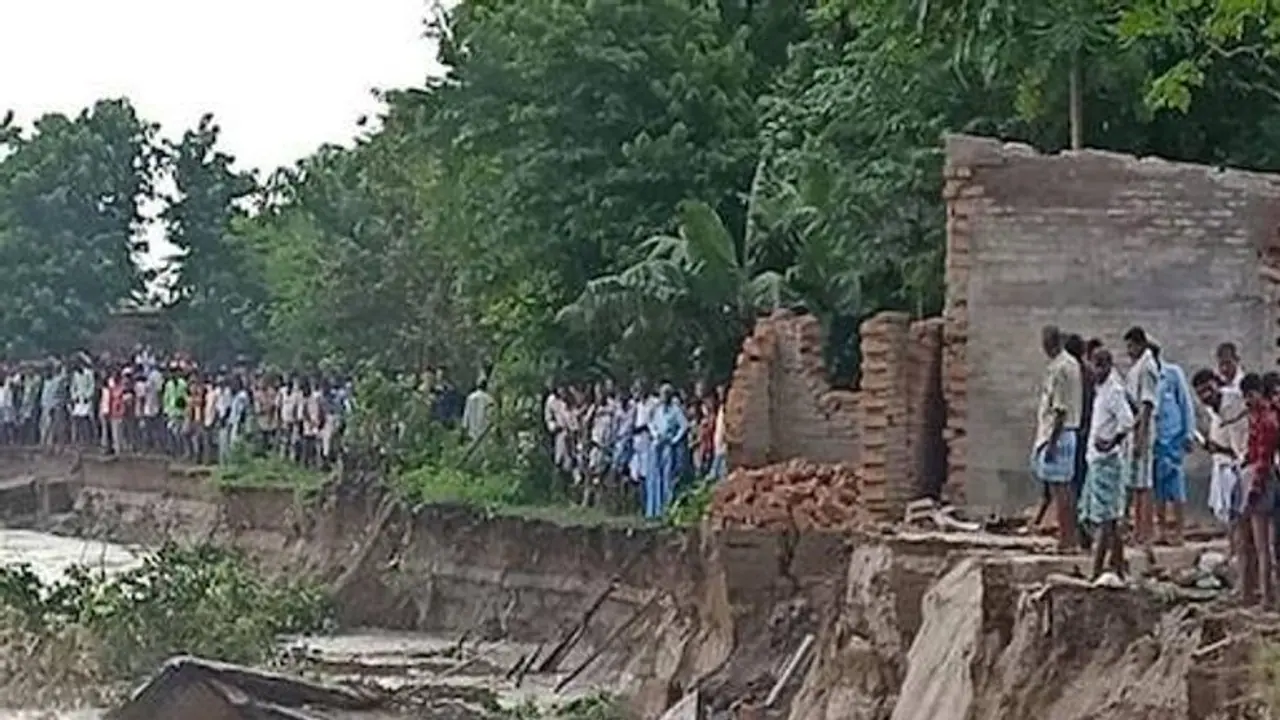 মুর্শিদাবাদে গঙ্গায় ভয়াবহ ভাঙন, নদী গর্ভে তলিয়ে গেল বাড়ি বাগান চাষের জমি মুর্শিদাবাদে গঙ্গায় ভয়াবহ ভাঙন, নদী গর্ভে তলিয়ে গেল বাড়ি বাগান চাষের জমি