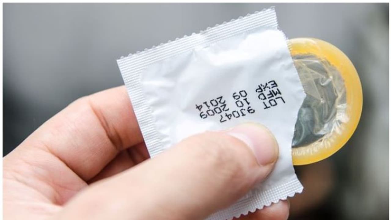 'കോണ്ടം' ഉപയോ​ഗിക്കുമ്പോൾ ഇക്കാര്യങ്ങൾ ശ്രദ്ധിക്കൂ