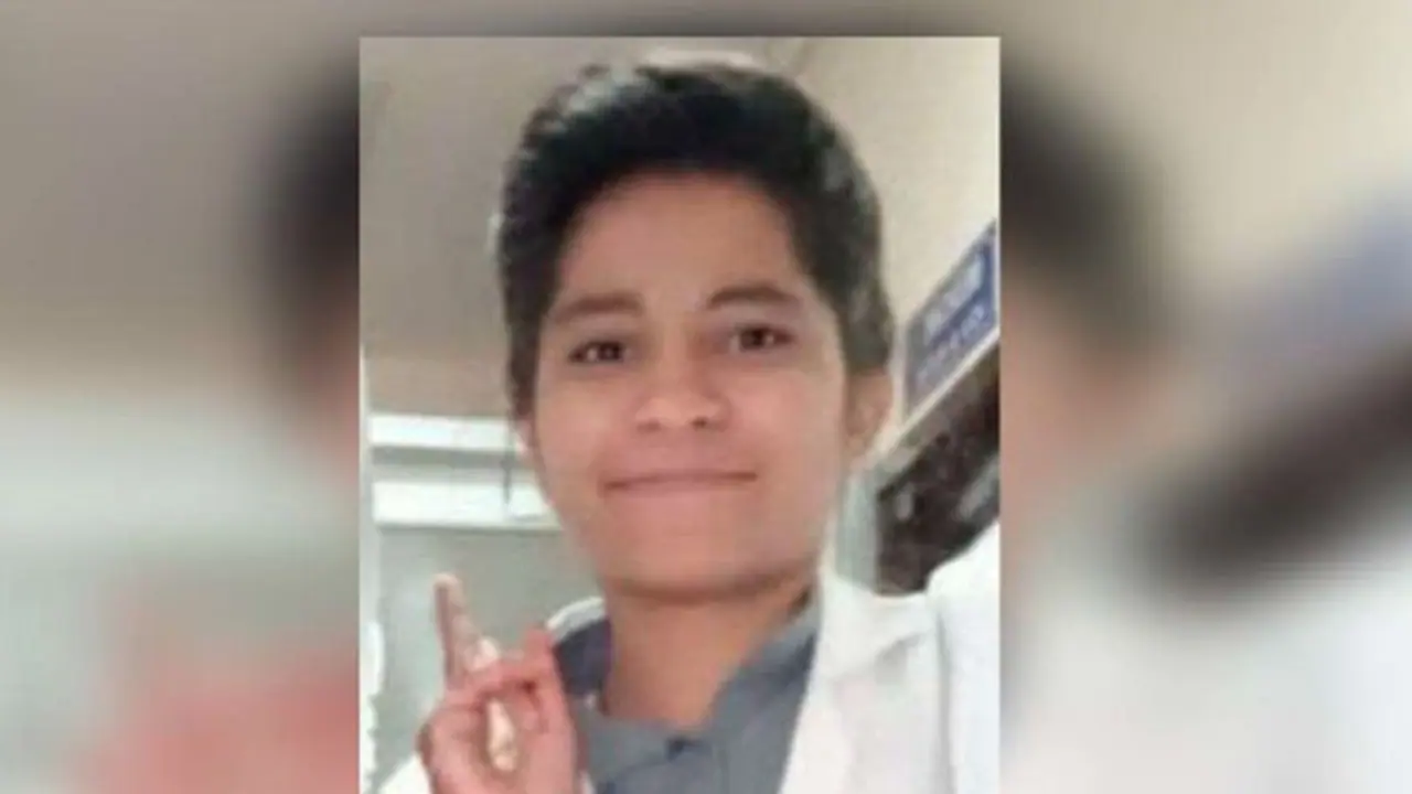 एक दिन पहले हुई थी फर्स्ट डिवीजन पास, मम्मी पापा के लिए लिखी इमोशनल बात, सुसाइड का कारण जान हो जाएंगे हैरान एक दिन पहले हुई थी फर्स्ट डिवीजन पास, मम्मी पापा के लिए लिखी इमोशनल बात, सुसाइड का कारण जान हो जाएंगे हैरान