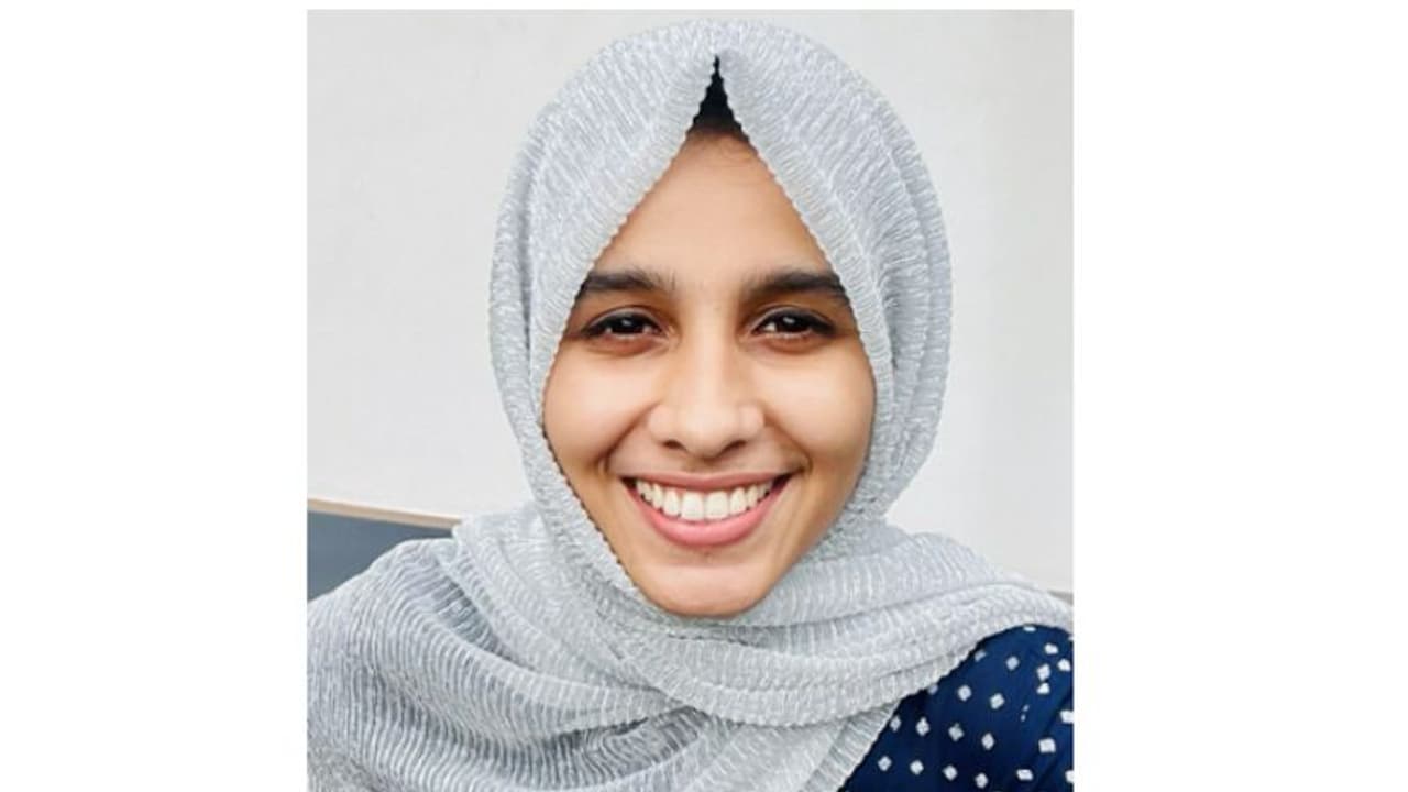 സ്വകാര്യ ബസുമായും കാറുമായും കൂട്ടിയിടിച്ചു; സ്കൂട്ടർ അപകടത്തിൽ യുവതി മരിച്ചു സ്വകാര്യ ബസുമായും കാറുമായും കൂട്ടിയിടിച്ചു; സ്കൂട്ടർ അപകടത്തിൽ യുവതി മരിച്ചു