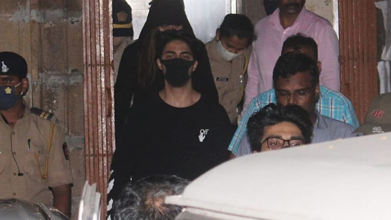 ಶಾರುಖ್ ಪುತ್ರನ ಬಳಿ 13 ಗ್ರಾಂ ಕೊಕೆನ್, 21 ಗ್ರಾಂ ಚರಾಸ್ ಪತ್ತೆ; ಆರ್ಯನ್ ಖಾನ್‌ಗೆ ಹೆಚ್ಚಾಯ್ತು ಸಂಕಷ್ಟ!