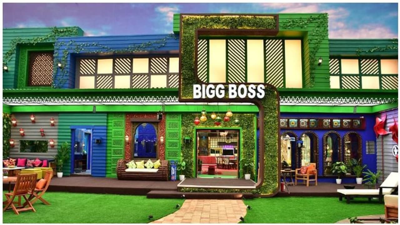 அழகும் இருக்கு... கலைக்கும் குறைவில்லை.. அடுத்தடுத்து பிக்பாஸ் வீட்டிற்குள் சென்ற மூன்று பெண் போட்டியாளர்கள்..